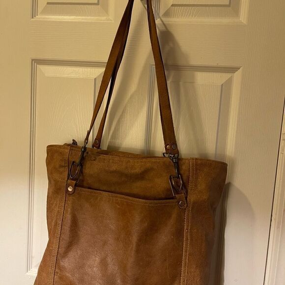 Heartstrings weathered leather tan extra large tote antique tone hardwares. - Picture 3 of 14